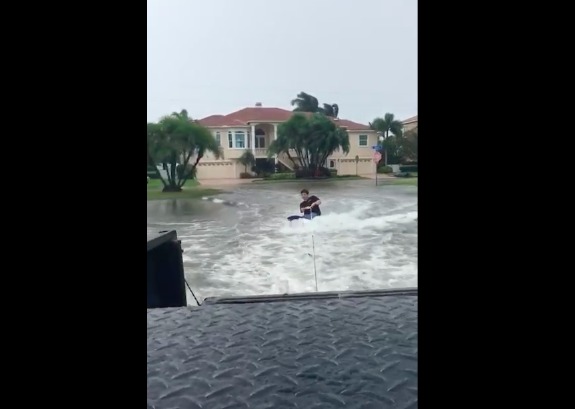Видео: парень прокатился по затопленному городу на доске для ниборда
